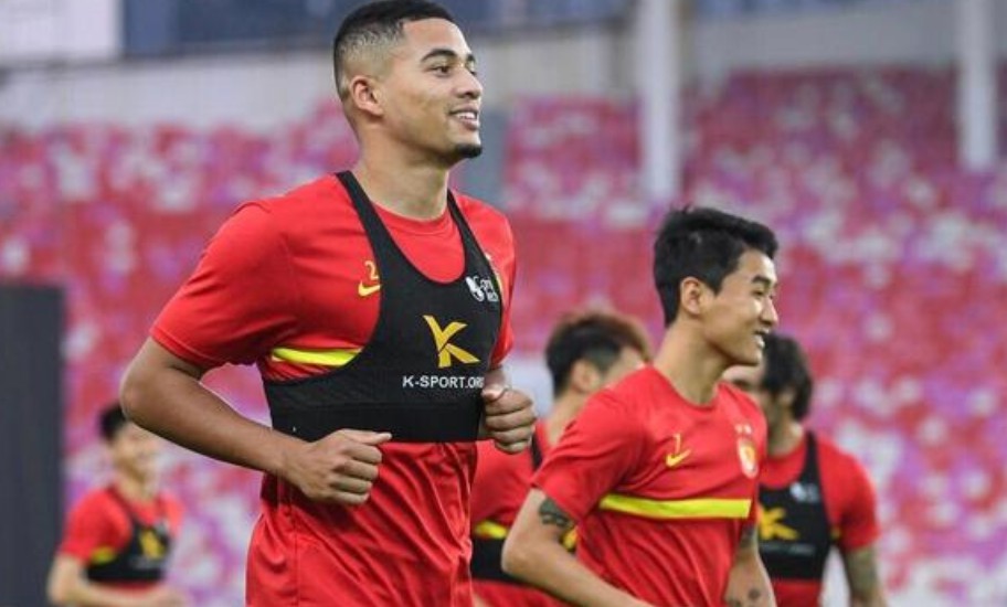  南特定位球战术显神威，两次头槌破门拿下胜利